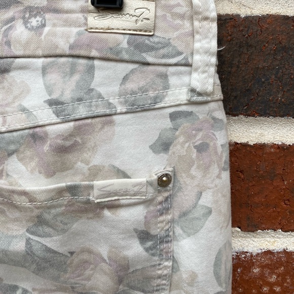 4for $20 Seven 7 size 8 white floral jeans. - Picture 9 of 9